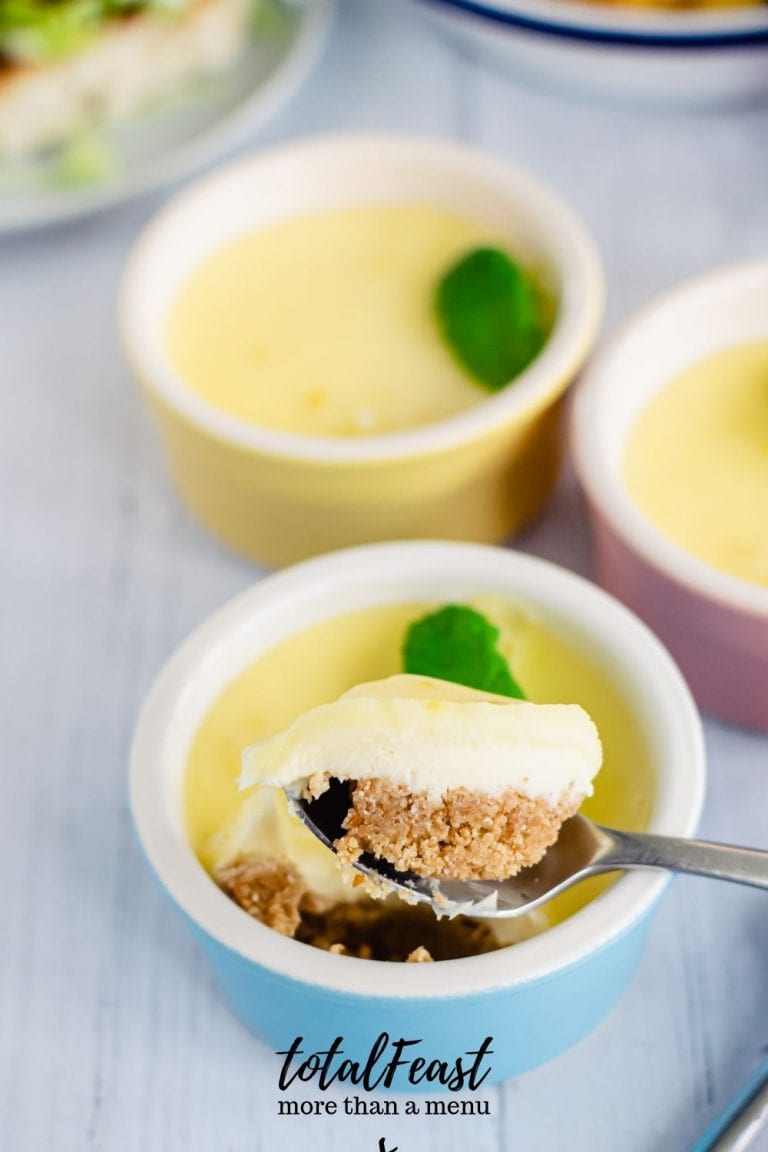 Lemon posset with biscuits